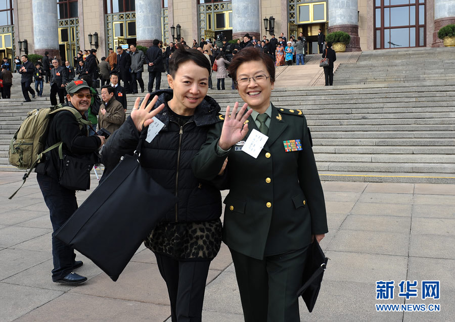 政協(xié)委員揮手話別：明年兩會(huì)再相見(jiàn)