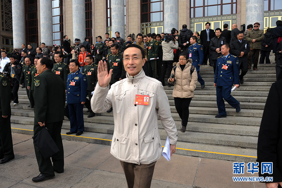 政協(xié)委員揮手話別：明年兩會(huì)再相見