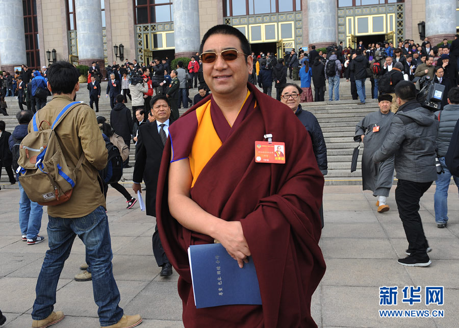 政協(xié)委員揮手話別：明年兩會再相見