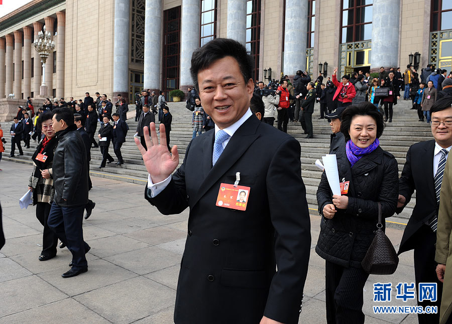 政協(xié)委員揮手話別：明年兩會(huì)再相見