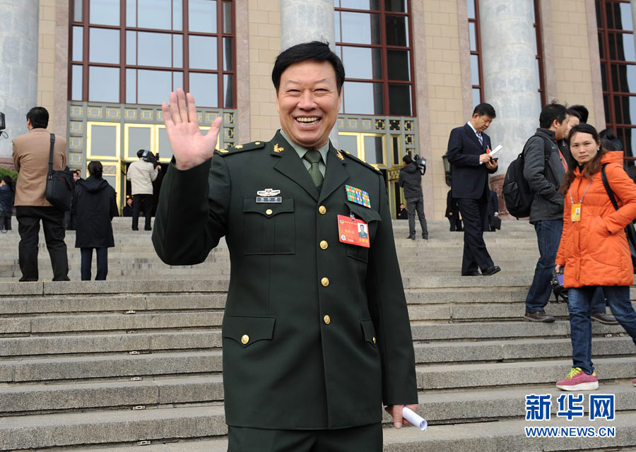 政協(xié)委員揮手話別：明年兩會(huì)再相見