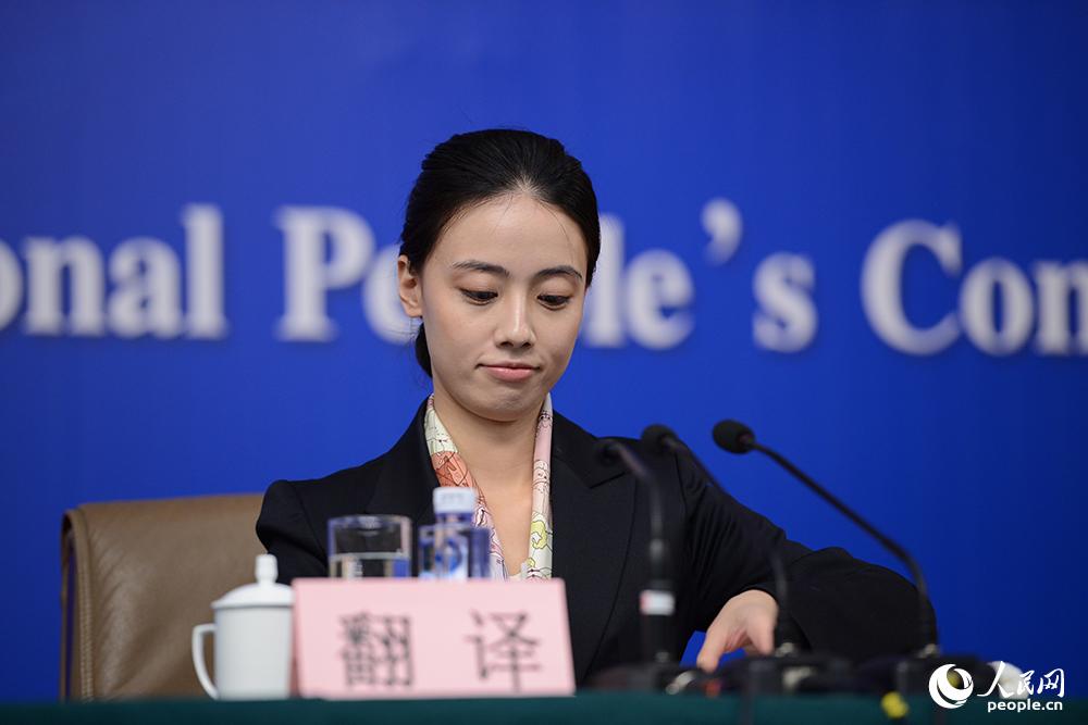兩會(huì)小清新女翻譯 盤(pán)點(diǎn)近年兩會(huì)女翻譯