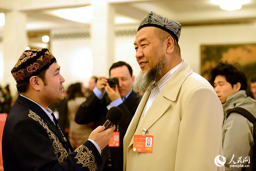 2014兩會：少數(shù)民族代表委員的特色帽飾