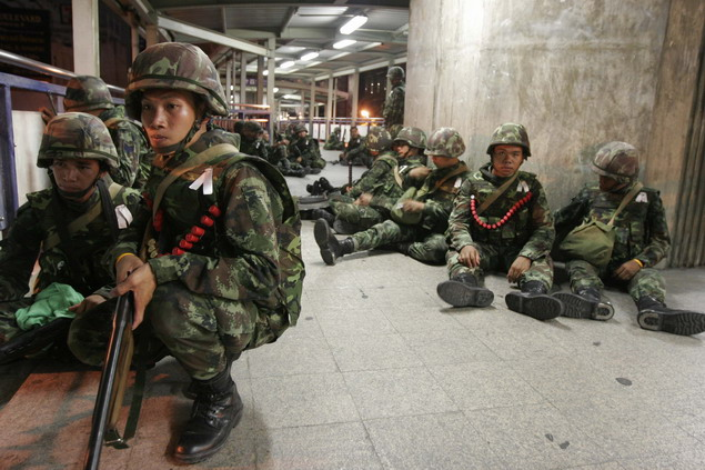泰政府重兵把守曼谷金融中心 紅衫軍欲請(qǐng)聯(lián)合國(guó)監(jiān)督