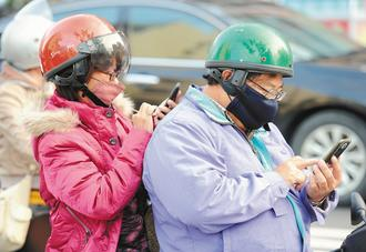 臺(tái)灣交通新規(guī)實(shí)施首日 近50“低頭族”遭開(kāi)罰單(圖)