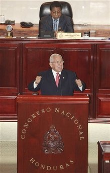 洪都拉斯臨時(shí)政府新內(nèi)閣成員宣誓就職