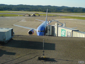 美波音737客機(jī)飛行中出現(xiàn)破洞緊急著陸 可從洞中看天空