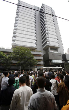 圖：印尼強震致數(shù)十人死亡 人們赤足奔逃