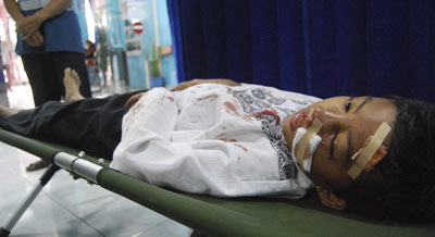 圖：印尼強震致數(shù)十人死亡 人們赤足奔逃