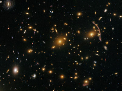 哈勃望遠(yuǎn)鏡“重裝上陣” 拍出驚艷宇宙照片