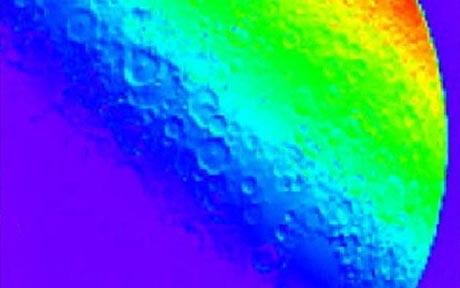 NASA公布首張月球“陰暗面”熱成像照片
