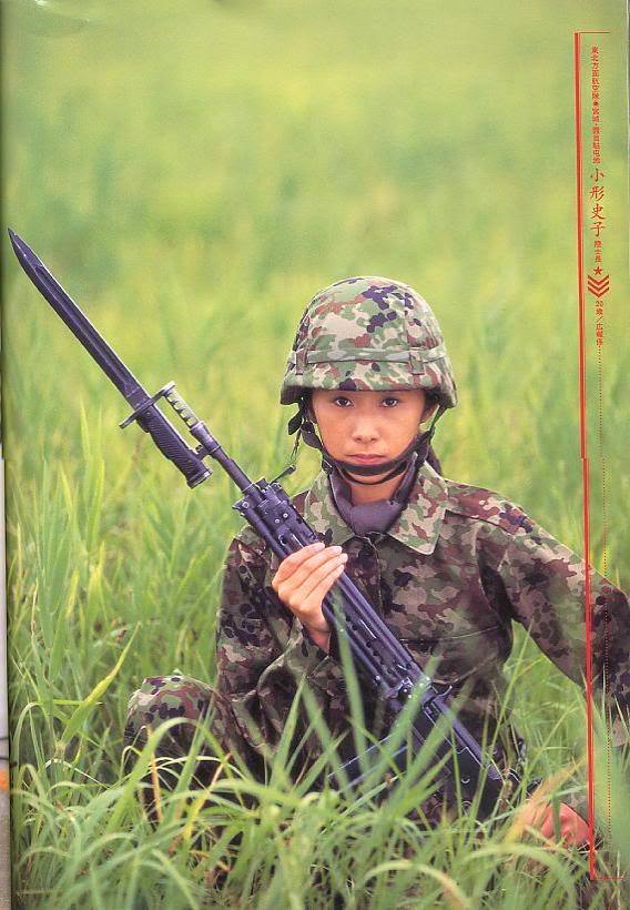日本陸上自衛(wèi)隊(duì)請(qǐng)模特拍宣傳海報(bào)提升形象