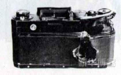 1915-1945年極具震撼力的戰(zhàn)爭新聞?wù)掌?/></a></p>

<p>　　哪里有沖突，哪里有戰(zhàn)爭，哪里就有出生入死忘我工作的新聞記者。正是他們冒著生命危險在那動蕩不安的環(huán)境里用高度敬業(yè)的精神為我們留下了一張張極具震撼力的照片，揭露丑惡、反映真相，張張照片有血有淚！</p>

<p>　　(照片中的35mm徠卡相機(jī)，最后相機(jī)的主人隨同這部相機(jī)一起被一顆子彈穿過，留下了永恒的一瞬間)</p>

<br/>
(來源： 新華博客)</div>
</div>

<div width=