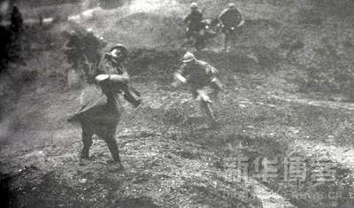 1915-1945年極具震撼力的戰(zhàn)爭(zhēng)新聞?wù)掌?/></a></p>

<p>　　法德雙方在凡爾登展開(kāi)了拉鋸戰(zhàn)，無(wú)論是勝利還是失敗，雙方都付出了同樣的代價(jià)：法軍傷亡了35萬(wàn)人，德軍也差不多。照片上沖在最前的法軍士兵永遠(yuǎn)地停止在這一刻——永遠(yuǎn)地告別了戰(zhàn)場(chǎng)。中彈士兵朝后仰的身體與一群正向前沖鋒的戰(zhàn)士形成了強(qiáng)烈的對(duì)比！(1916.法國(guó))</p>

<br/>
(來(lái)源： 新華博客)</div>
</div>

<div width=