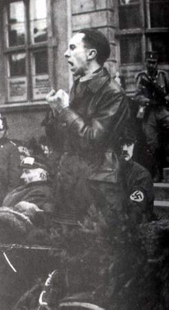 1915-1945年極具震撼力的戰(zhàn)爭新聞?wù)掌?/></a></p>

<p>　　約瑟夫.戈培爾是希特勒的心腹寵臣之一，也是希特勒思想的最有力宣傳者。象阿弗雷德.羅森伯格一樣，他異常憎恨猶太人，并且是一名煽動宣傳的大師。當1935年拍攝這幅照片時，戈培爾正是所謂“公眾啟蒙與宣傳部”的部長。希特勒將這一職務(wù)委任于他，真是做到了“人盡其才”。雖然戈培爾不象希特勒那樣有許多創(chuàng)造性的演講手勢，但他卻比希特勒有“頭腦”得多。（柏林　1935）</p>

<br/>
(來源： 新華博客)</div>
</div>

<div width=