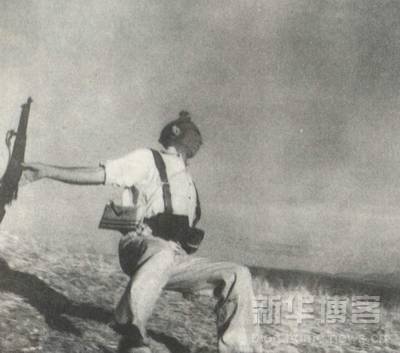 1915-1945年極具震撼力的戰(zhàn)爭新聞?wù)掌?/></a></p>

<p>　　這個白衣戰(zhàn)士在中彈倒地的一瞬，電光火石之間，他在想什么？愕然？后悔？還是想開最后的一槍？1936年夏天，西班牙內(nèi)戰(zhàn)爆發(fā)。這是1936年9月在西班牙內(nèi)戰(zhàn)中哥多華前線一名戰(zhàn)士被子彈擊中的瞬間。(羅伯特.庫柏 1936年)</p>

<br/>
(來源： 新華博客)</div>
</div>

<div width=
