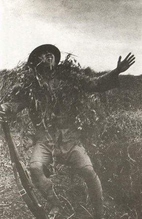 1915-1945年極具震撼力的戰(zhàn)爭新聞?wù)掌?/></a></p>

<p>　　朱文海是一位參軍僅半年的新兵。在一次追剿一小股竄至國民黨軍后方陣地的日軍偵察兵時，被一顆子彈擊中腹部。他受傷的一瞬間被隨軍記者照了下來。以后朱文海的命運無人知曉。(中國 1939年)</p>

<br/>
(來源： 新華博客)</div>
</div>

<div width=