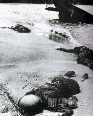 1915-1945年極具震撼力的戰(zhàn)爭新聞?wù)掌?/></a></p>

<p>　　照片顯示的是3名陣亡的美軍士兵躺在新幾內(nèi)亞的伯納海灘。這是在1943年1月的一次戰(zhàn)斗之后。它們是被隱藏在背景上的沉船殘骸里的日本人伏擊而致命的。這些照片是來自太平洋戰(zhàn)線最早描寫美軍陣亡的照片，它們表明戰(zhàn)爭中沒有真正意義上的勝利者?。ㄐ聨變?nèi)亞.1943）</p>

<br/>
(來源： 新華博客)</div>
</div>

<div width=