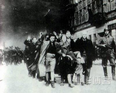 1915-1945年極具震撼力的戰(zhàn)爭新聞?wù)掌?/></a></p>

<p>　　到了1944年，德國已經(jīng)日薄西山。在西線，美英軍隊(duì)在諾曼底登陸，在東線，蘇聯(lián)步步進(jìn)迫，德軍損失慘重，戰(zhàn)爭已經(jīng)變得毫無希望。在這一年里，蘇軍占領(lǐng)了波蘭的東部和東南部地區(qū)，但華沙仍然在德軍手中。在華沙，猶太人的苦難遠(yuǎn)沒有結(jié)束：希特勒對猶太人的屠殺因?yàn)閼?zhàn)局的不利不但沒有停止反而加速了。圖為一支被德軍押送的猶太人隊(duì)伍，隊(duì)伍中的人有的舉起雙手，走在最前的一家若有所思，但他們知道，他們已經(jīng)沒有生存的希望了。（這幅照片由一不知名的德國攝影記者攝于1944年陷落中的華沙。）</p>

<br/>
(來源： 新華博客)</div>
</div>

<div width=