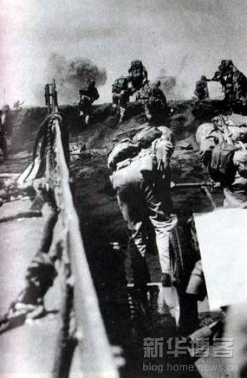 1915-1945年極具震撼力的戰(zhàn)爭新聞?wù)掌?/></a></p>

<p>　　對硫磺島戰(zhàn)役來說,沖鋒則意味著死亡。此時距離整個太平洋戰(zhàn)爭結(jié)束只有一個月多一點的時間，但其中的每一天都有大量的生命在炮火下失去生命：有美國人也有日本人。照片上的沖鋒的美軍士兵也許還不知道，他們將面臨太平洋上最血腥的一次戰(zhàn)役——硫磺島戰(zhàn)役。到5天后戰(zhàn)役結(jié)束時，將有6821名美軍士兵陣亡，19217人受傷。而這一切僅僅是為了這個名為硫磺島的可憐火山灰島，一個長5英里，最寬處只有2英里的島嶼，它在浩瀚的太平洋上簡直微不足道，但以其距離日本東京不足700英里的原因而使它成為一個軍事地位十分重要的戰(zhàn)略要地。</p>

<p>　　小小的島嶼上，一半是泥土，一半是白骨。（太平洋 1945年2月19日 喬.羅森塔爾[美]）</p>

<br/>
(來源： 新華博客)</div>
</div>

<div width=