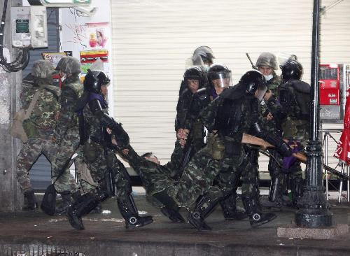 泰國政府軍與“紅衫軍”發(fā)生嚴(yán)重沖突 至少18人死亡