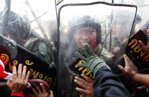 泰國政府軍與“紅衫軍”發(fā)生嚴(yán)重沖突 至少18人死亡