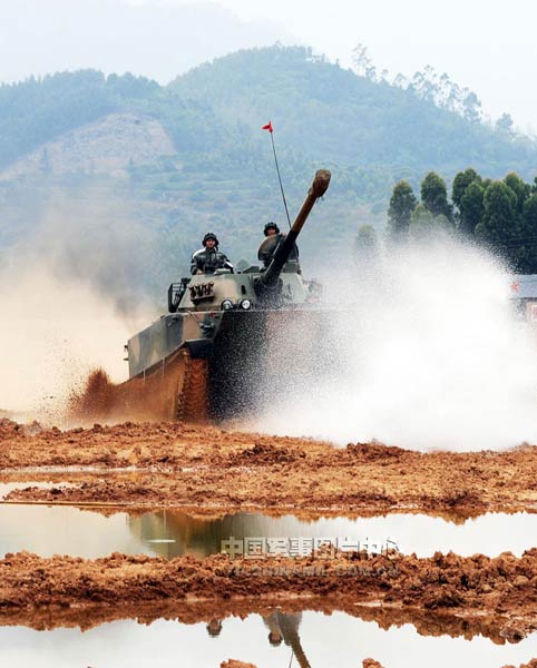 組圖：南京軍區(qū)某裝甲團(tuán)鐵騎轟鳴練兵忙