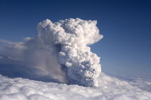 冰島火山灰來(lái)襲 英國(guó)所有機(jī)場(chǎng)關(guān)閉萬(wàn)人滯留