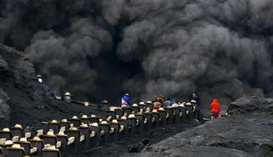 布羅莫火山噴出高達(dá)800米高濃煙