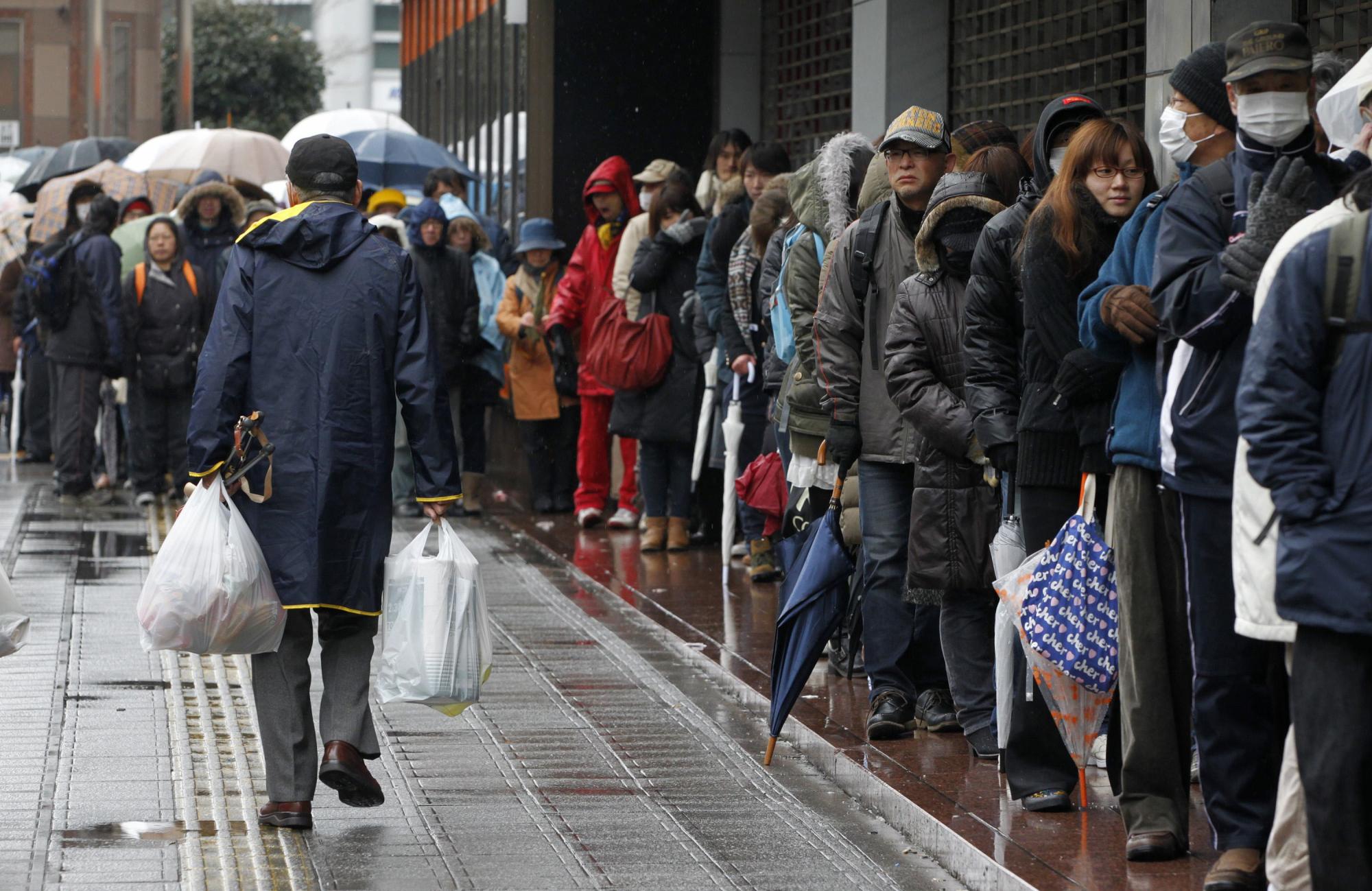 日本仙臺(tái)重災(zāi)區(qū)降大雪 生活必需品供應(yīng)緊張（圖集）