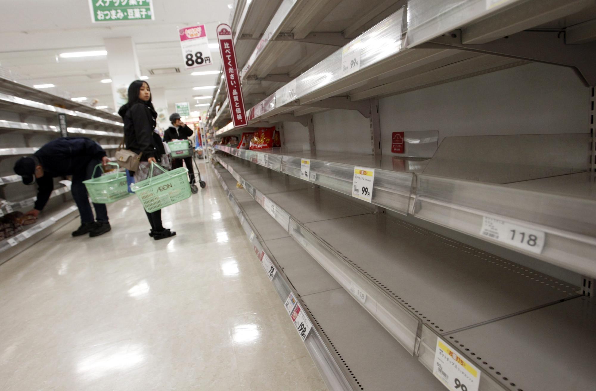 日本仙臺(tái)重災(zāi)區(qū)降大雪 生活必需品供應(yīng)緊張（圖集）