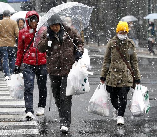 日本仙臺(tái)重災(zāi)區(qū)降大雪 生活必需品供應(yīng)緊張（圖集）