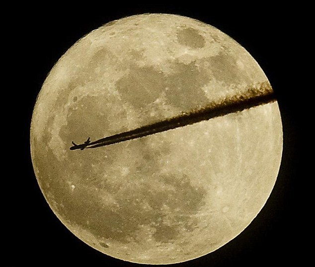 飛機(jī)將圓月一分為二 全球“超級(jí)月亮”美圖（圖）