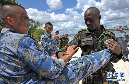 中國(guó)海軍第七批護(hù)航編隊(duì)特戰(zhàn)分隊(duì)與坦桑尼亞海軍陸戰(zhàn)連舉行聯(lián)合訓(xùn)練