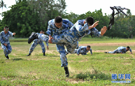 中國海軍第七批護(hù)航編隊特戰(zhàn)分隊與坦桑尼亞海軍陸戰(zhàn)連舉行聯(lián)合訓(xùn)練