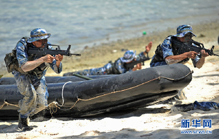 中國海軍第七批護(hù)航編隊(duì)特戰(zhàn)分隊(duì)與坦桑尼亞海軍陸戰(zhàn)連舉行聯(lián)合訓(xùn)練