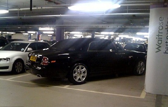 亂停車惹公憤 英網(wǎng)站曝光缺德豪華車司機