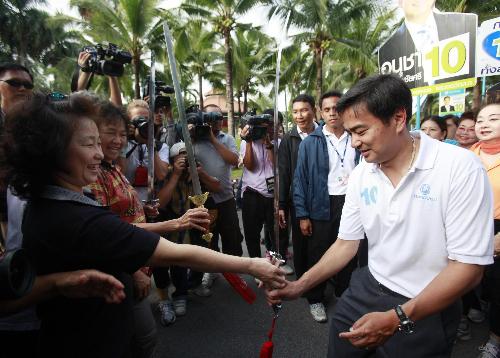 他信妹妹“攪亂”泰國(guó)團(tuán)結(jié)大選 總理阿披實(shí)發(fā)警告