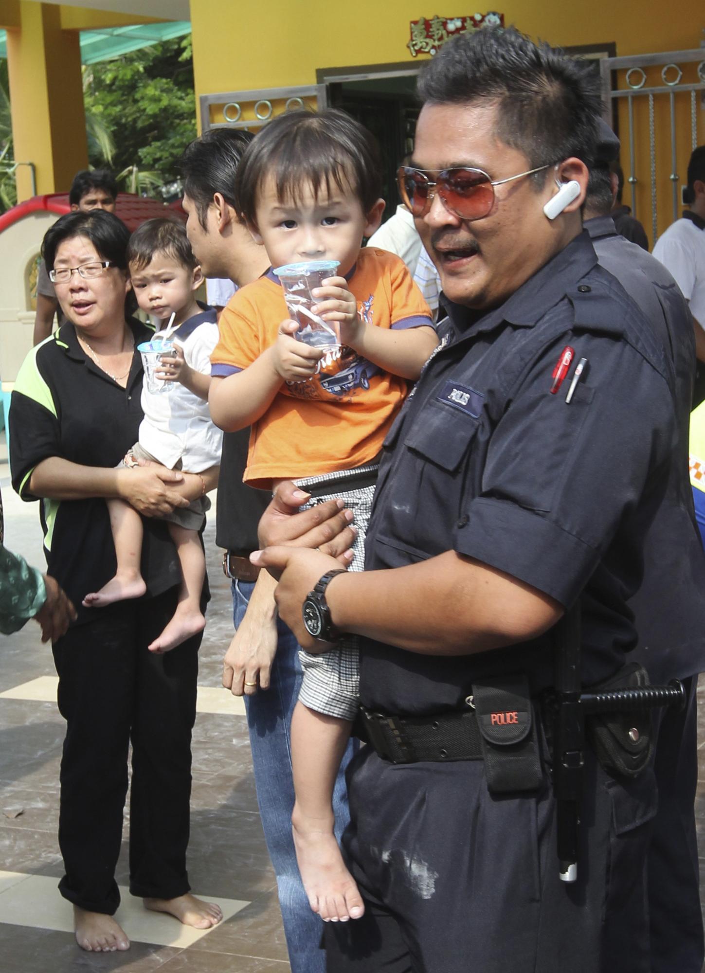 馬來西亞男子持鐵錘劫持30名幼童 人質(zhì)獲救劫匪頭部中彈