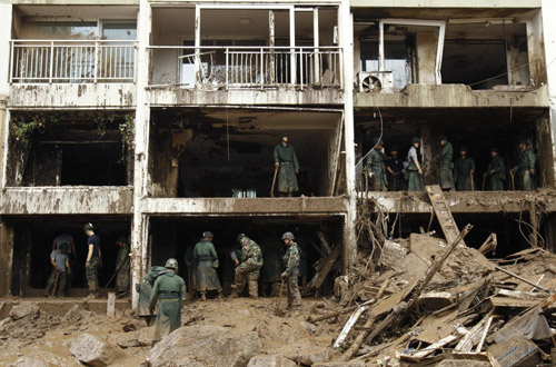 韓國(guó)遭洪災(zāi)泥石流襲擊60人死亡 百余士兵緊急排查邊境地雷