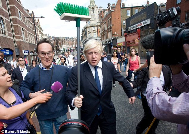 英首相擬強(qiáng)硬對待騷亂者 副首相倫敦市長上街遭圍攻