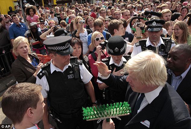 英首相擬強(qiáng)硬對待騷亂者 副首相倫敦市長上街遭圍攻