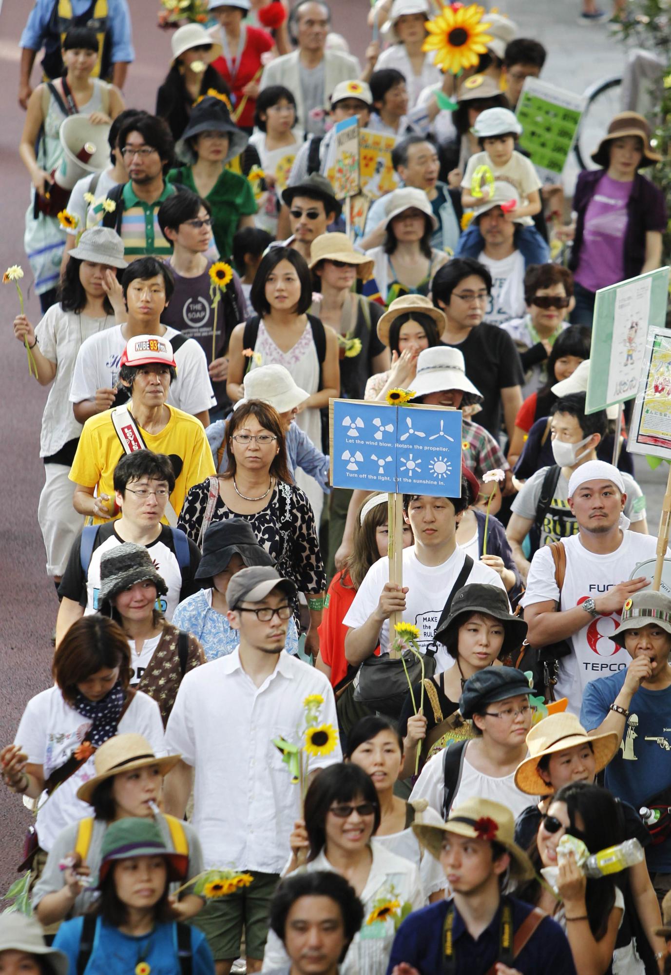 日本紀(jì)念3·11地震半周年 新內(nèi)閣默哀、多地爆發(fā)反核示威