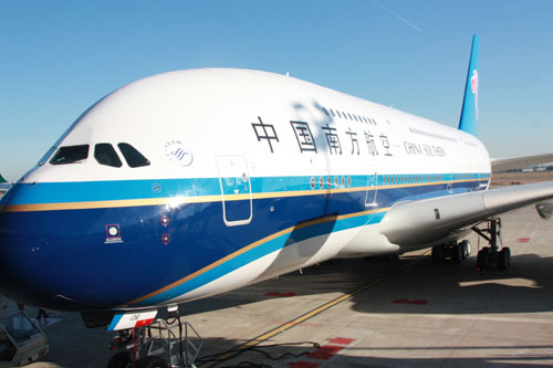 空中客車公司向南航交付中國首架A380飛機(jī)