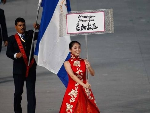 當(dāng)各地空姐遇到旗袍 誰最美？