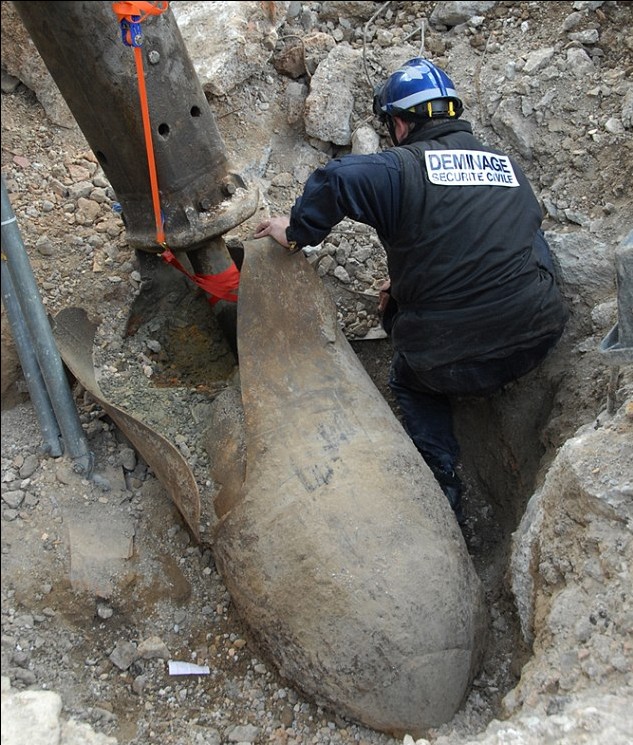 法國(guó)馬賽驚現(xiàn)二戰(zhàn)德軍遺留巨型炸彈 千余居民緊急撤離