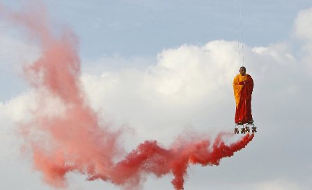 中國(guó)藝術(shù)家巴黎變身得道高僧 腳踩紅煙上演“懸空”秀