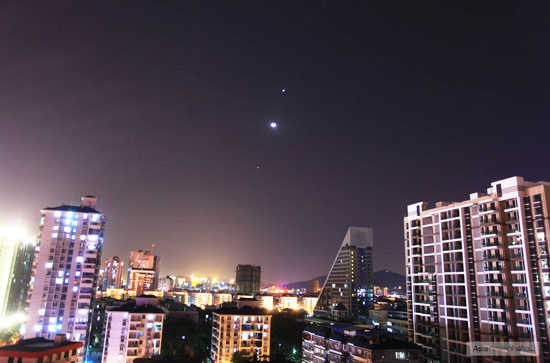 福州：夜空上演“雙星抱月”