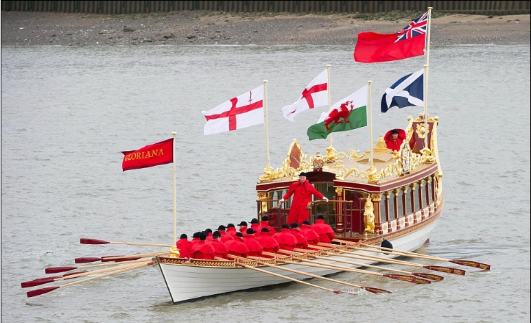 英國(guó)千船巡游 “榮光女王”號(hào)萬(wàn)眾矚目