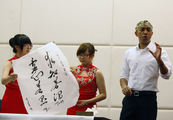 奧巴馬弟弟馬克稱音樂(lè)天賦更勝哥哥 演講現(xiàn)場(chǎng)揮毫潑墨